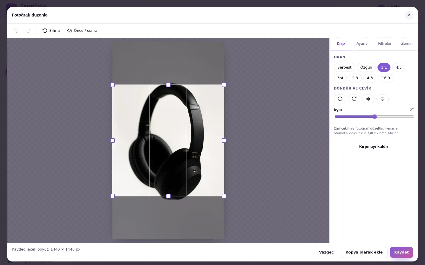 Photo editor: a 1:1 crop area with handles on the left; Aspect ratio, Rotate and flip and Straighten settings on the right